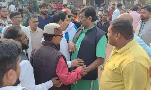 कांग्रेस नेता पर अवैध कब्जा करने का आरोप, जमकर हुई झूमाझटकी कांग्रेस नेता पर अवैध कब्जा करने का आरोप, जमकर हुई झूमाझटकी
