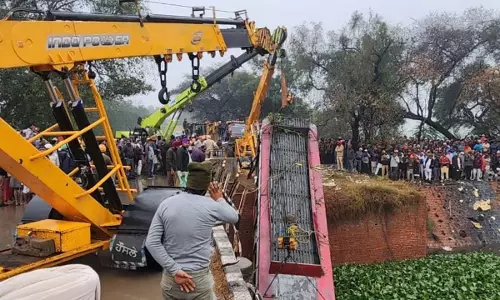 बड़ा सड़क हादसा, बस सवार 8 यात्रियों की मौत, मची चीख-पुकार, देखें मंजर