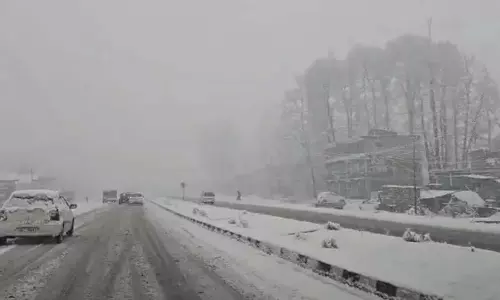 Srinagar में मौसम की पहली बर्फबारी के साथ शुष्क मौसम का अंत