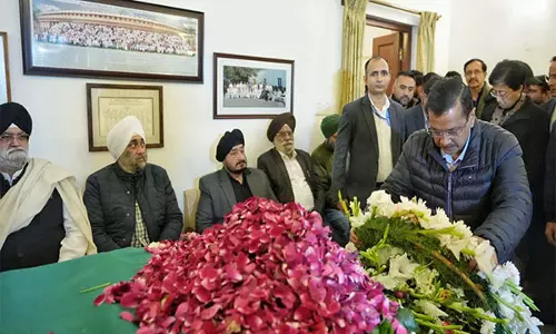 Arvind Kejriwal ने मनमोहन सिंह को अंतिम श्रद्धांजलि दी