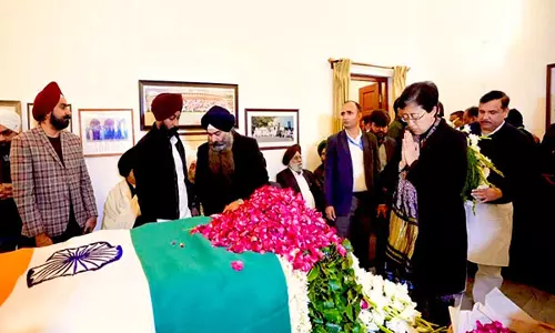 आने वाली सभी पीढ़ियों को प्रेरित करते रहेंगे: Delhi CM ने मनमोहन सिंह को अंतिम श्रद्धांजलि दी