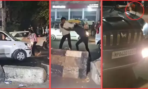 Bhopal में सनसनी: कैब ड्राइवर की सरेआम पिटाई, कार में तोड़फोड़ Bhopal में सनसनी: कैब ड्राइवर की सरेआम पिटाई, कार में तोड़फोड़
