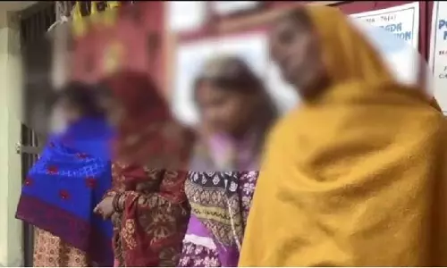 Kaptipara पुलिस स्टेशन के आईआईसी पर हमला करने के आरोप में 4 महिलाएं गिरफ्तार