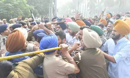 सीनेट चुनाव में देरी के खिलाफ छात्रों का विरोध प्रदर्शन PU में छाया रहा सीनेट चुनाव में देरी के खिलाफ छात्रों का विरोध प्रदर्शन PU में छाया रहा