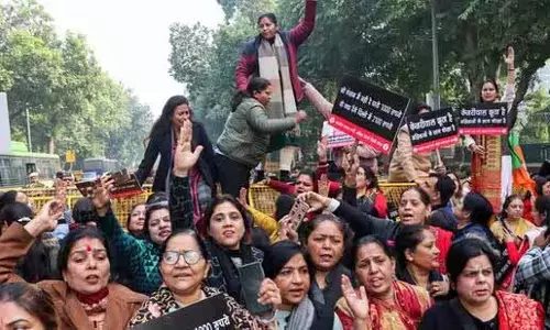 Delhi: महिला भाजपा शाखा ने आप सरकार की सहायता योजना का किया विरोध