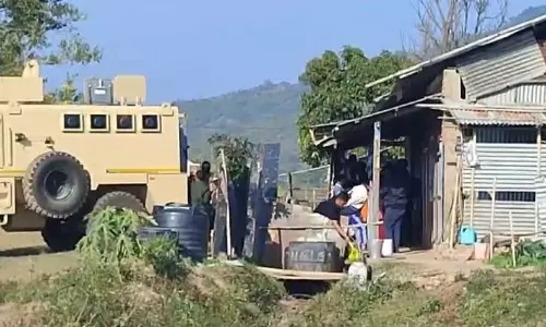 Manipur : गोलीबारी में पुलिस कर्मियों सहित दो लोग घायल Manipur : गोलीबारी में पुलिस कर्मियों सहित दो लोग घायल