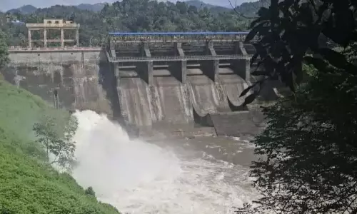 कल्लार्कुट्टी बांध के स्लुइस वाल्व खोला: 4 बिजली घरों में काम करना बंद कर दिया कल्लार्कुट्टी बांध के स्लुइस वाल्व खोला: 4 बिजली घरों में काम करना बंद कर दिया