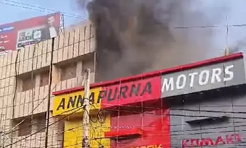 ओडिशा के Berhampur में ई-बाइक शोरूम में लगी भीषण आग