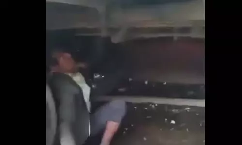 Viral Video: 250 किलोमीटर की यात्रा करने के लिए व्यक्ति ट्रेन के नीचे लटका