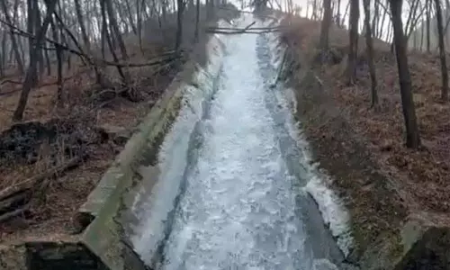 Ganderbal में जमी हुई बिजली नहर पर्यटकों को आकर्षित कर रही