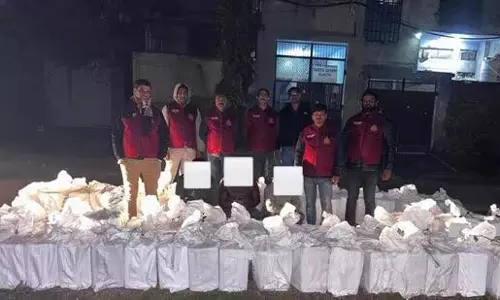 Delhi पुलिस ने 1 करोड़ की नशीली दवाएँ जब्त की, तीन लोगों को गिरफ्तार किया Delhi पुलिस ने 1 करोड़ की नशीली दवाएँ जब्त की, तीन लोगों को गिरफ्तार किया