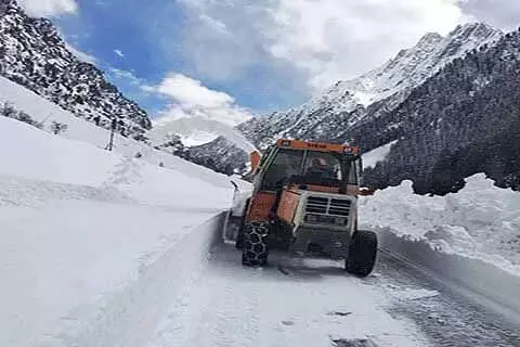 अधिकारियों ने कुलगाम में सभी सड़कों से बर्फ हटाने के निर्देश दिए