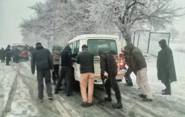 Kupwara के मैदानों में मौसम की पहली बर्फबारी देखी गई