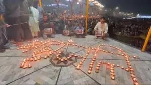 काशी के घाट पर 1001 दीप जलाकर पूर्व प्रधानमंत्री डॉ. मनमोहन सिंह को दी श्रद्धांजलि