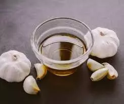 Garlic Oil: त्वचा और बालों के लिए वरदान है लहसुन का तेल, जानें इसके फायदे