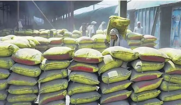 Tadipatri नगरपालिका अध्यक्ष ने फ्लाईऐश मुद्दे पर सीमेंट कंपनी से माफी मांगी Tadipatri नगरपालिका अध्यक्ष ने फ्लाईऐश मुद्दे पर सीमेंट कंपनी से माफी मांगी