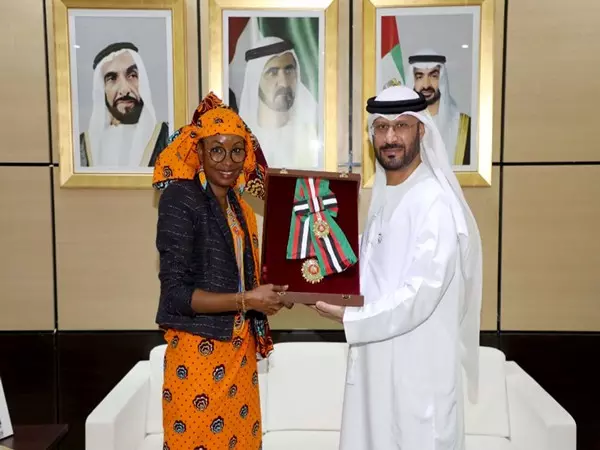 UAE राष्ट्रपति ने चाड की स्वदेशी महिला एवं जन संघ की अध्यक्ष को जायद द्वितीय पदक प्रदान किया UAE राष्ट्रपति ने चाड की स्वदेशी महिला एवं जन संघ की अध्यक्ष को जायद द्वितीय पदक प्रदान किया