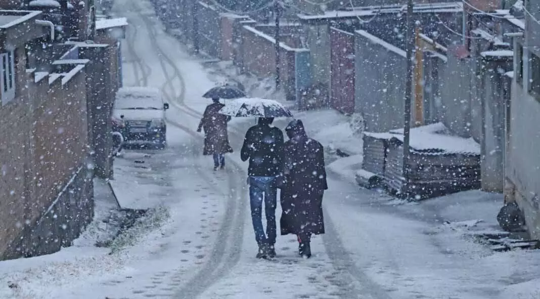 Snowfall: कुपवाड़ा में संयुक्त जिला नियंत्रण कक्ष की 24/7 कार्यप्रणाली की समीक्षा की गई