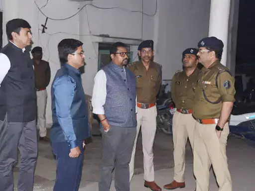 होम सेक्रेटरी ने थाने में दी दबिश, पुलिसकर्मियों में मचा हड़कंप