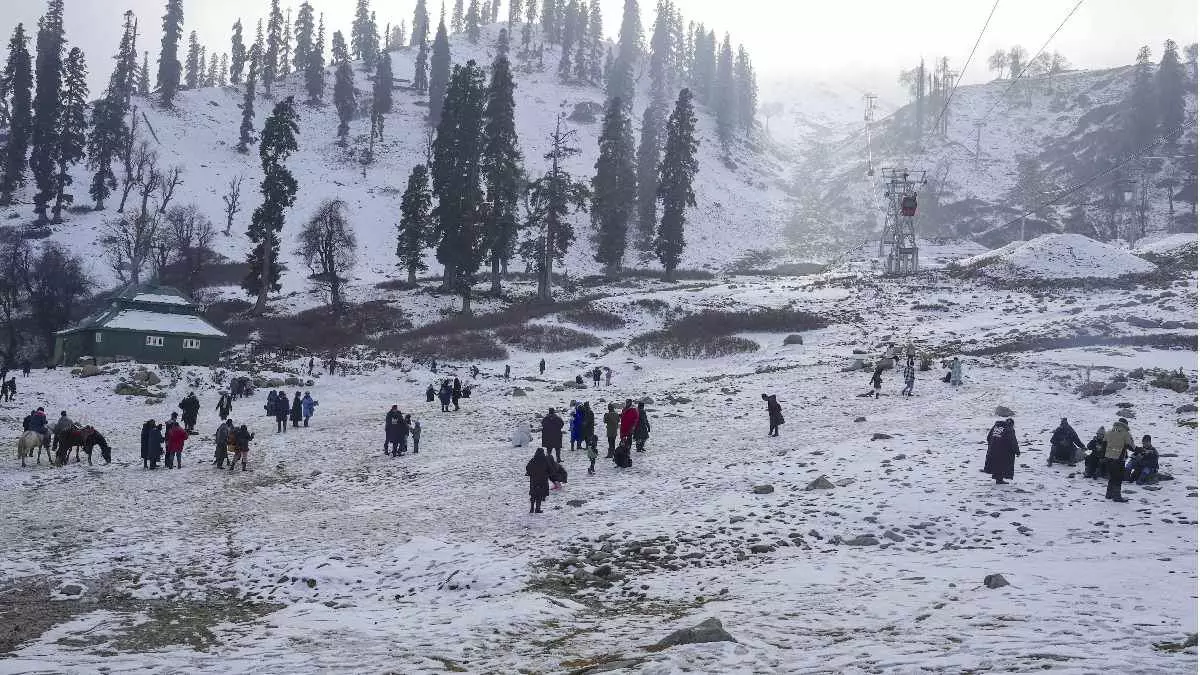 Kashmir: बर्फबारी से श्रीनगर हवाई अड्डे पर उड़ानें रद्द, KU परीक्षाएं स्थगित