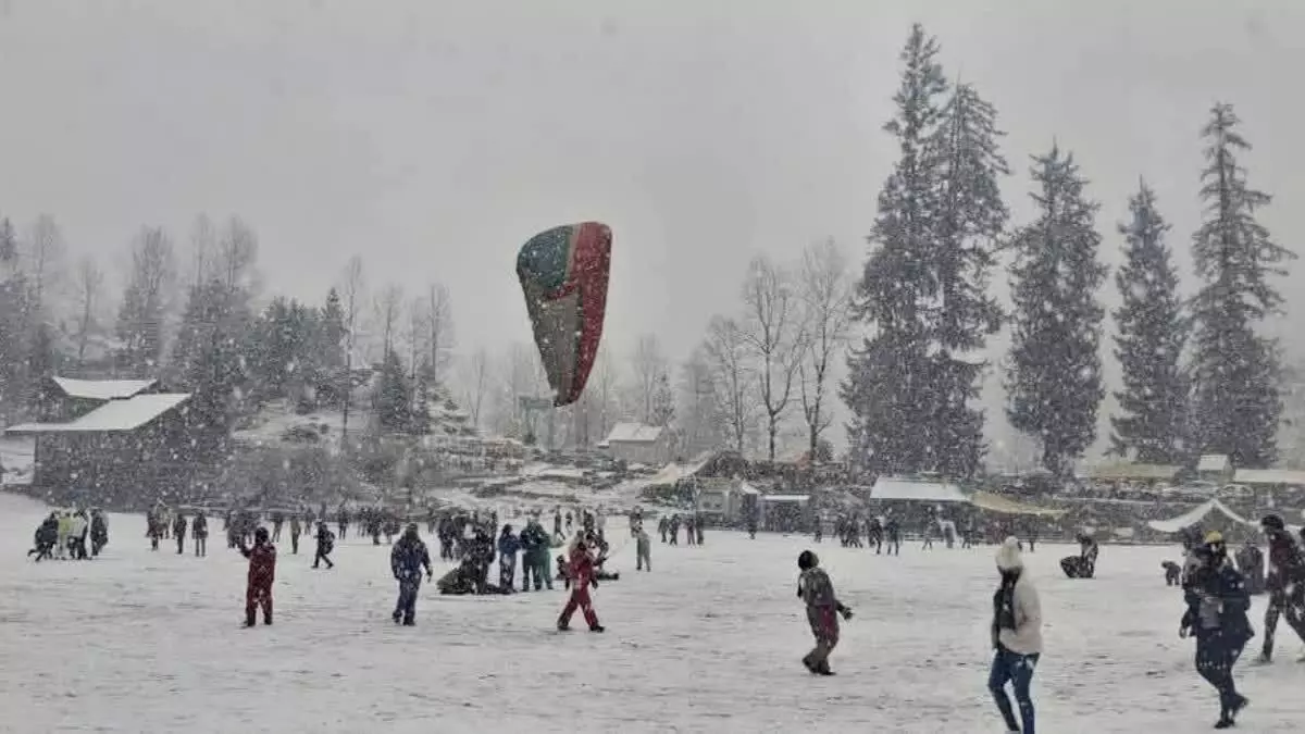 Manali-Leh राजमार्ग पर सोलंग नाला में भारी बर्फबारी से 5,000 से अधिक पर्यटक फंस गए