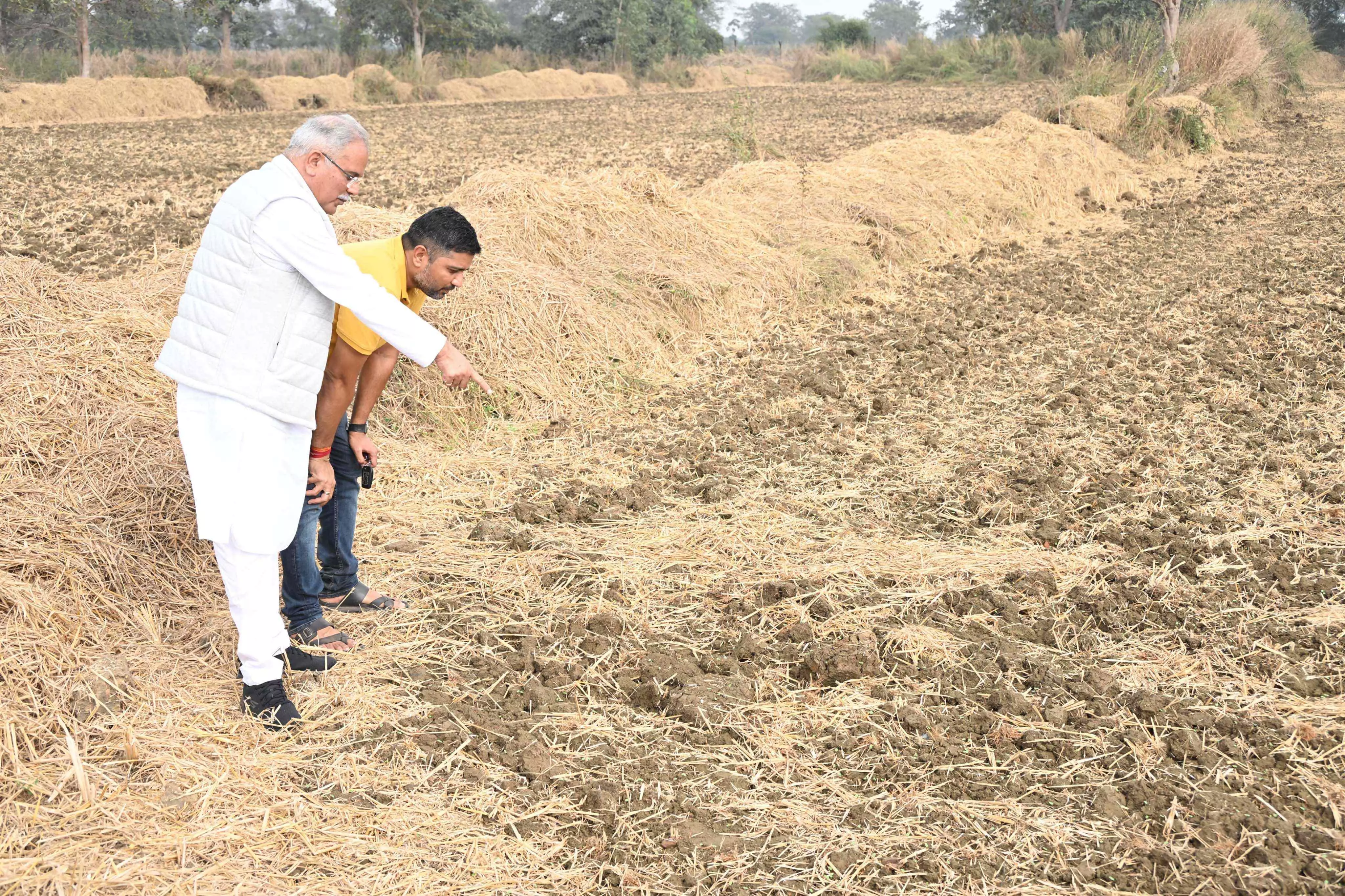 भूपेश बघेल ने कुरूदडीह में खेतों का किया भ्रमण