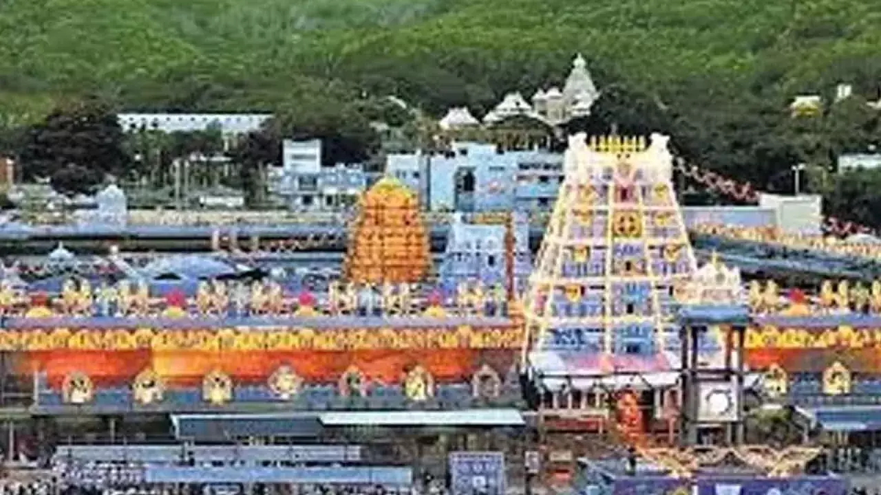 Tirumala में श्रद्धालुओं की भीड़ बढ़ी, सर्व दर्शन में लगेंगे 20 घंटे