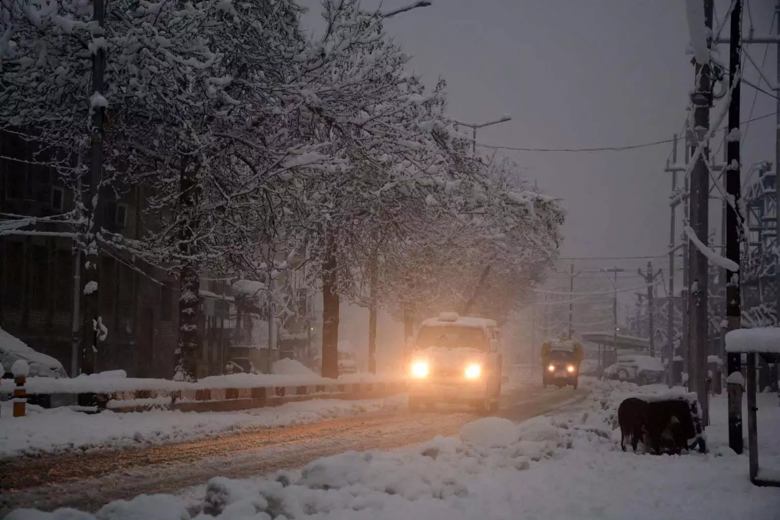 भारी बर्फबारी से जनजीवन अस्त-व्यस्त, Jammu-श्रीनगर राजमार्ग पर सैकड़ों लोग फंसे