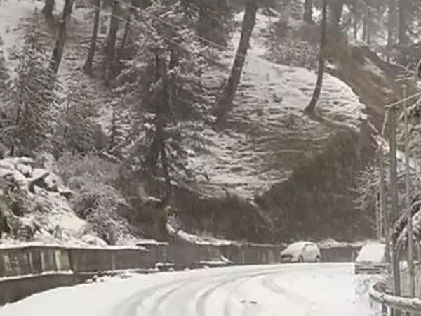 24 घंटों से लगातार भारी बारिश, Shimla में ठंड से जनजीवन प्रभावित