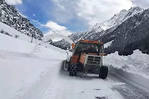 अधिकारियों ने Kulgam में सभी सड़कों से बर्फ हटाने के निर्देश दिए