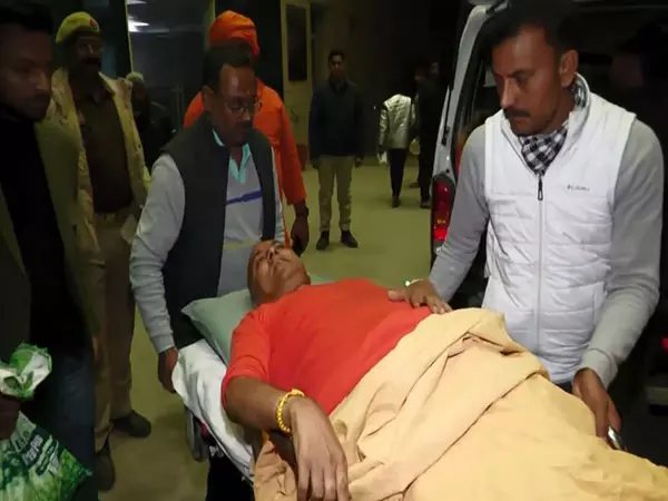 Maha Kumbh के रास्ते में टक्कर से महामंडलेश्वर अरुण गिरी घायल Maha Kumbh के रास्ते में टक्कर से महामंडलेश्वर अरुण गिरी घायल