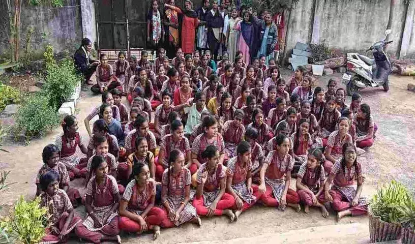 तेलंगाना: KGBV के छात्र अपने शिक्षकों की मांग को लेकर प्रदर्शन कर रहे हैं