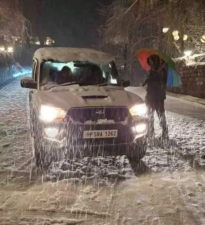 Solang Nala में भारी बर्फबारी से 5,000 से अधिक पर्यटक फंस गए Solang Nala में भारी बर्फबारी से 5,000 से अधिक पर्यटक फंस गए