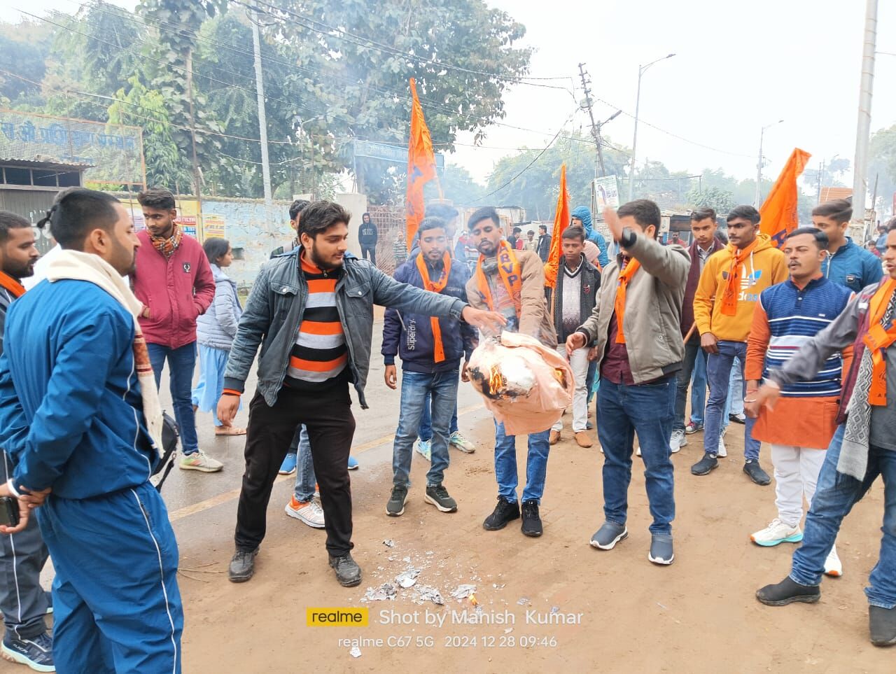 ABVP के कार्यकर्ताओं ने संयुक्त निदेशक प्रशिक्षण एवं शिशिक्षु का फूंका पुतला