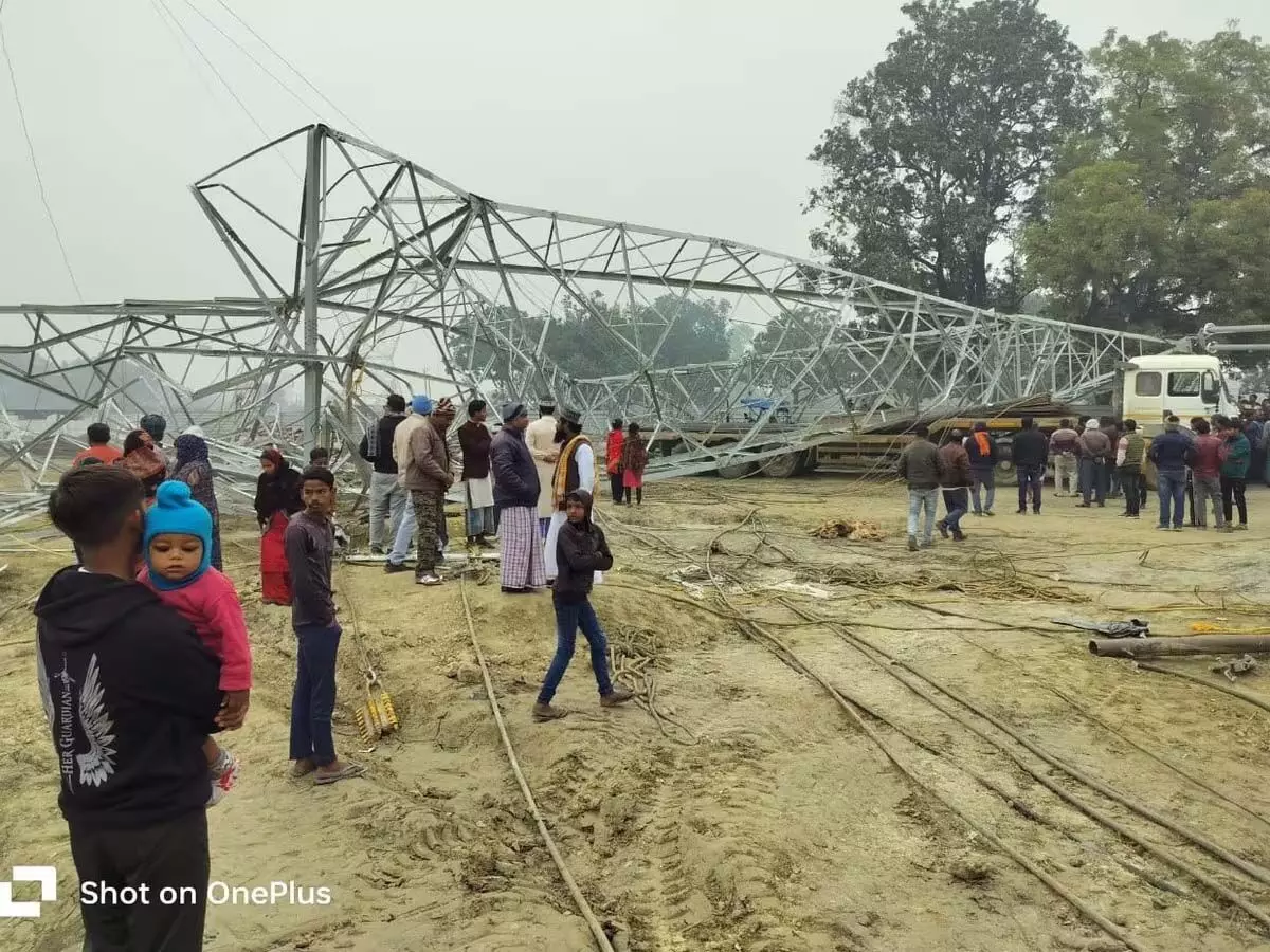 BREAKING: महाकुंभ की तैयारियों के बीच बड़ा हादसा, ब्रिज टॉवर अचानक गिरा