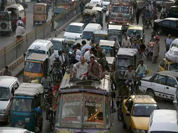 Pakistan के करीमाबाद अंडरपास पर धीमी प्रगति से यातायात अव्यवस्था और जनता में निराशा