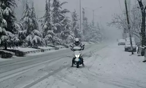 बर्फबारी से कश्मीर सफेद रंग में रंग गया बर्फबारी से कश्मीर सफेद रंग में रंग गया