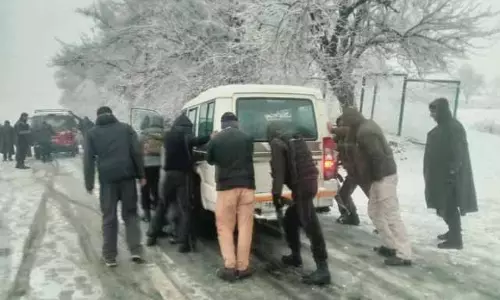 Kupwara के मैदानों में मौसम की पहली बर्फबारी देखी गई