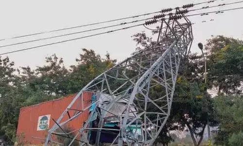 Truck ने बिजली टावर को टक्कर मारी , 2.8 करोड़ रुपये का नुकसान