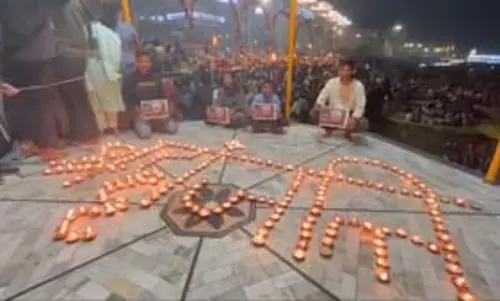 काशी के घाट पर 1001 दीप जलाकर पूर्व प्रधानमंत्री डॉ. मनमोहन सिंह को दी श्रद्धांजलि