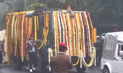 मनमोहन सिंह का पार्थिव शरीर AICC मुख्यालय जाया जा रहा, कांग्रेस मुख्यालय पहुंचे सोनिया-राहुल और प्रियंका मनमोहन सिंह का पार्थिव शरीर AICC मुख्यालय जाया जा रहा, कांग्रेस मुख्यालय पहुंचे सोनिया-राहुल और प्रियंका
