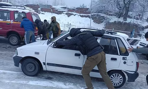 J-K: भारी बर्फबारी के बीच वाहनों की सहायता के लिए अनंतनाग पुलिस ने विशेष टीमें तैनात कीं J-K: भारी बर्फबारी के बीच वाहनों की सहायता के लिए अनंतनाग पुलिस ने विशेष टीमें तैनात कीं