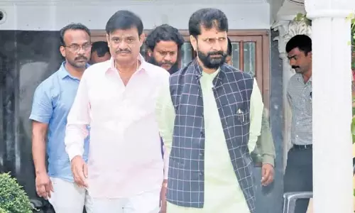 मुनिरत्ना से मिले रवि, कहा Karnataka में कांग्रेस ला रही है