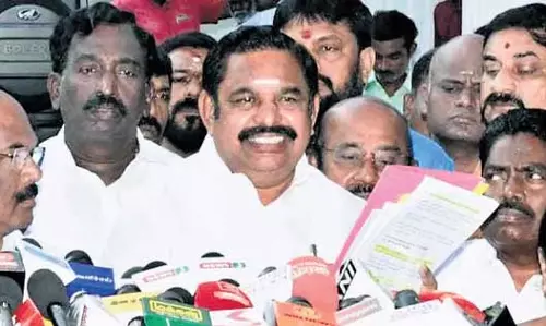 AIADMK नेता एडप्पादी ने सीओपी अरुण और शिक्षा मंत्री चेझियान के बयानों में विरोधाभास पर सवाल उठाए AIADMK नेता एडप्पादी ने सीओपी अरुण और शिक्षा मंत्री चेझियान के बयानों में विरोधाभास पर सवाल उठाए