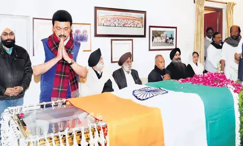 Tamil Nadu: सीएम स्टालिन ने मनमोहन सिंह को श्रद्धांजलि दी Tamil Nadu: सीएम स्टालिन ने मनमोहन सिंह को श्रद्धांजलि दी