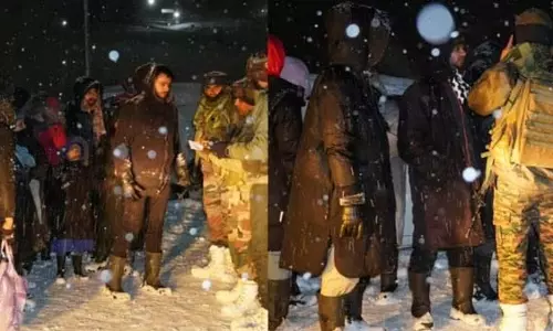 J&K में बर्फीले तूफान के कारण पर्यटक फंसे, सेना ने 68 लोगों को बचाया, देखे