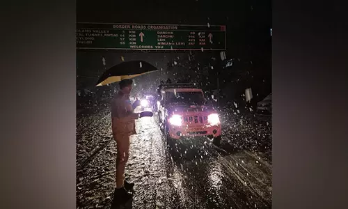 Kullu Police ने राज्य में भारी बर्फबारी के बीच सोलंग नाला में फंसे 5,000 पर्यटकों को बचाया Kullu Police ने राज्य में भारी बर्फबारी के बीच सोलंग नाला में फंसे 5,000 पर्यटकों को बचाया