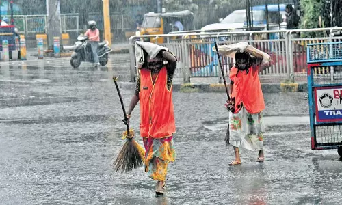 Hyderabad: हैदराबाद में बेमौसम बारिश से तापमान में गिरावट Hyderabad: हैदराबाद में बेमौसम बारिश से तापमान में गिरावट