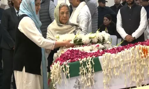 मनमोहन सिंह की पत्नी और बेटी ने AICC मुख्यालय में दी अंतिम श्रद्धांजलि