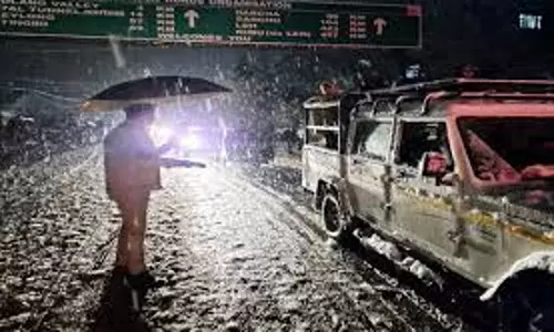 Kullu: बर्फबारी में फंसे पर्यटक वाहन, बचाव अभियान जारी